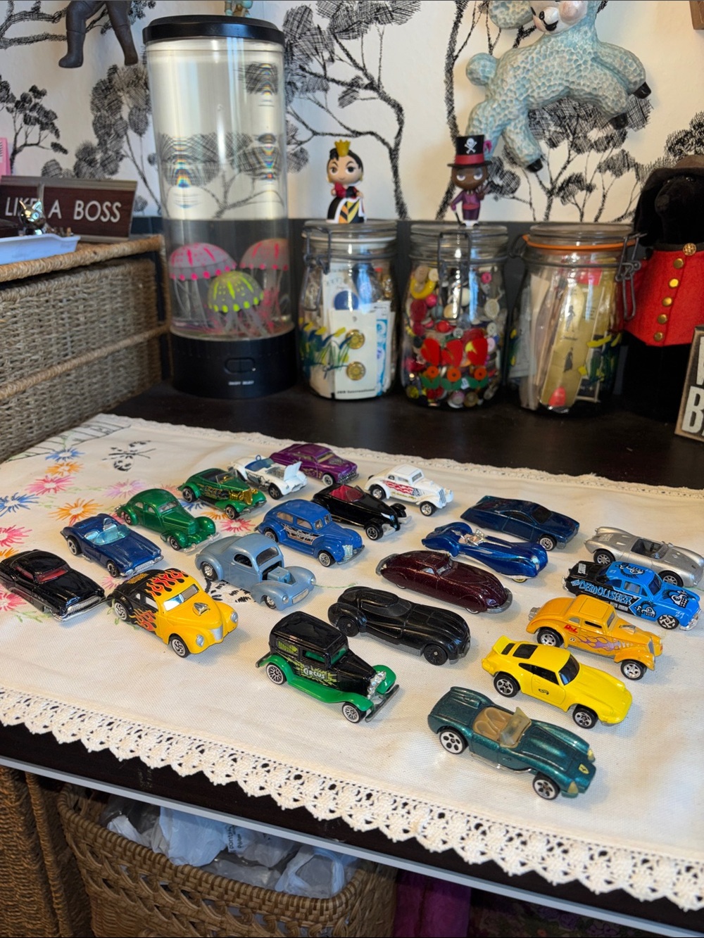 EUC 21 piece, vintage and modern matchbox and hot wheel cars.